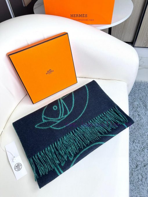 The new Herm è s scarf features delicate contrasting jacquard weaving, presenting the Entrelxdep1sr9 - Image 4