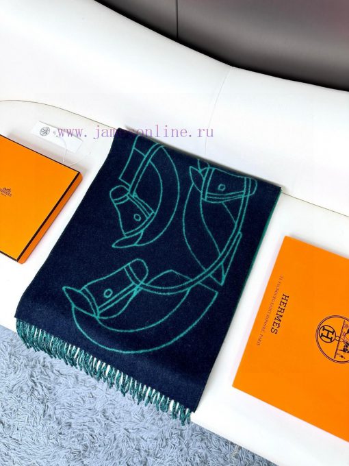 The new Herm è s scarf features delicate contrasting jacquard weaving, presenting the Entrelxdep1sr9 - Image 5