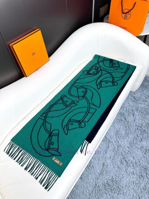 The new Herm è s scarf features delicate contrasting jacquard weaving, presenting the Entrelxdep1sr9 - Image 6
