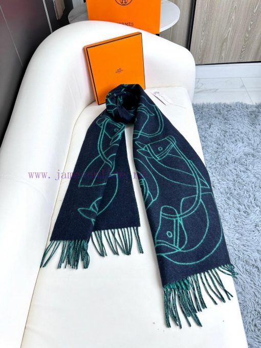 The new Herm è s scarf features delicate contrasting jacquard weaving, presenting the Entrelxdep1sr9 - Image 7