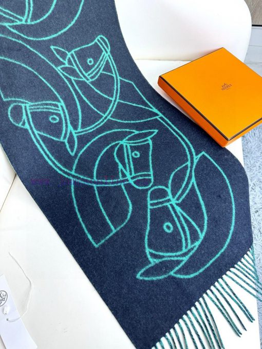 The new Herm è s scarf features delicate contrasting jacquard weaving, presenting the Entrelxdep1sr9 - Image 8