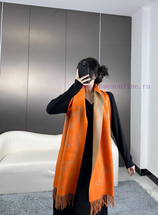 The new Herm è s scarf features delicate contrasting jacquard weaving, presenting the Entreljerwx3t0
