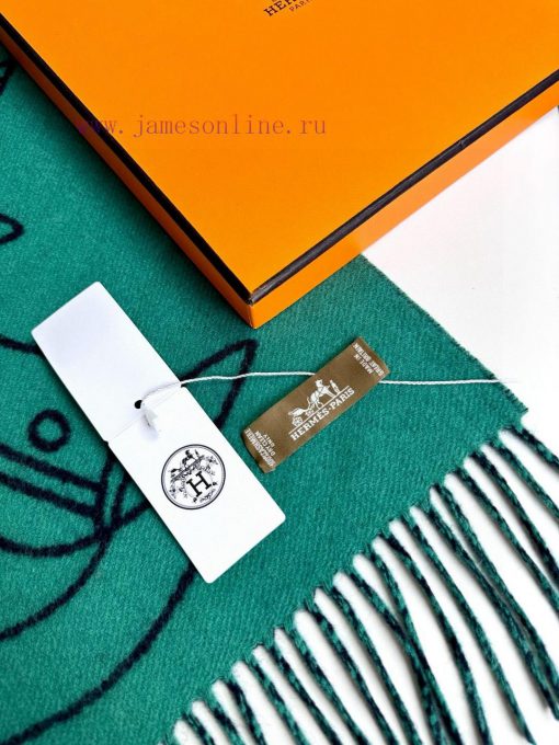 The new Herm è s scarf features delicate contrasting jacquard weaving, presenting the Entrelxdep1sr9 - Image 9