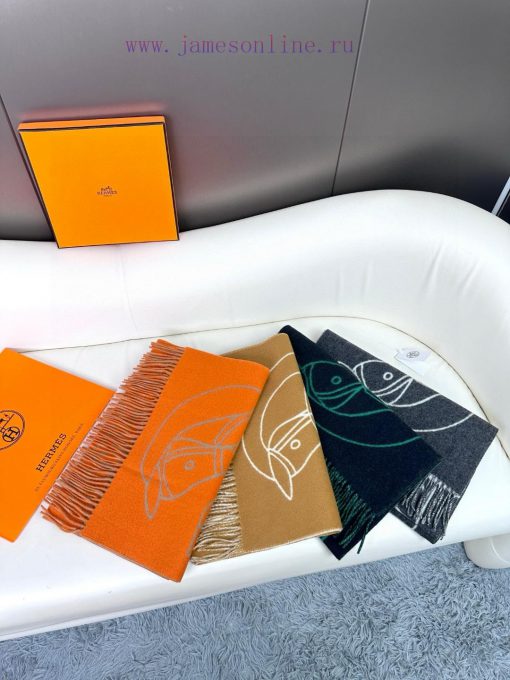 The new Herm è s scarf features delicate contrasting jacquard weaving, presenting the Entrelxdep1sr9 - Image 10