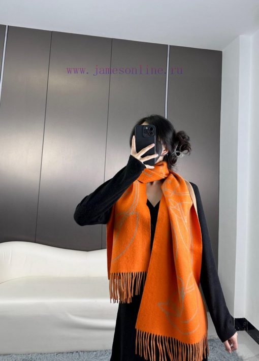 The new Herm è s scarf features delicate contrasting jacquard weaving, presenting the Entreljerwx3t0 - Image 3