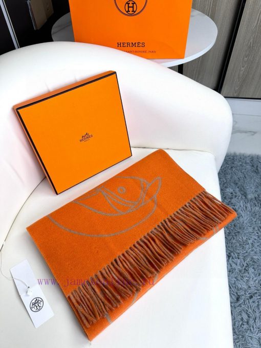 The new Herm è s scarf features delicate contrasting jacquard weaving, presenting the Entreljerwx3t0 - Image 4