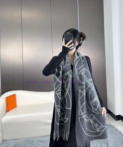 The new Herm è s scarf features delicate contrasting jacquard weaving, presenting the Entrelfwkimryo