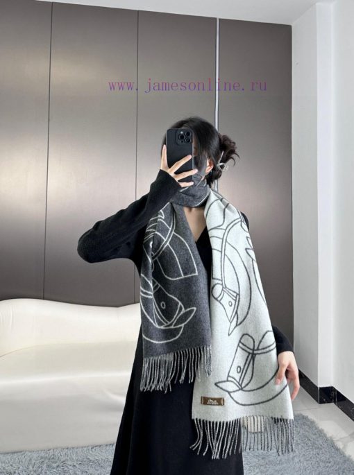 The new Herm è s scarf features delicate contrasting jacquard weaving, presenting the Entrelfwkimryo - Image 3