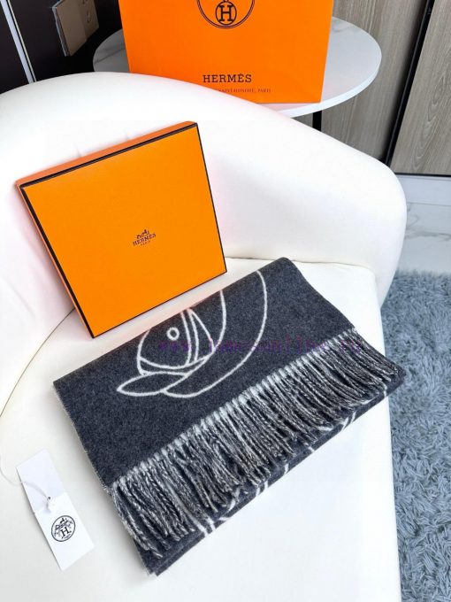 The new Herm è s scarf features delicate contrasting jacquard weaving, presenting the Entrelfwkimryo - Image 4