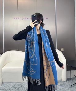 The new Herm è s scarf features delicate contrasting jacquard weaving, presenting the Entrely5pdl26l