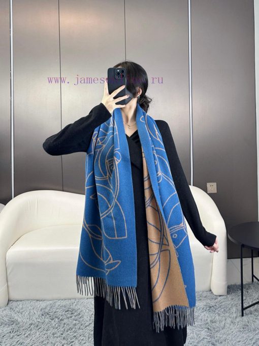 The new Herm è s scarf features delicate contrasting jacquard weaving, presenting the Entrely5pdl26l