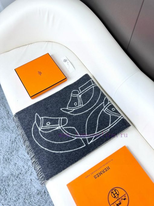 The new Herm è s scarf features delicate contrasting jacquard weaving, presenting the Entrelfwkimryo - Image 5