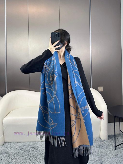 The new Herm è s scarf features delicate contrasting jacquard weaving, presenting the Entrely5pdl26l - Image 2