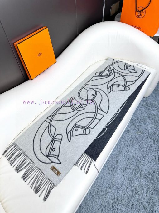 The new Herm è s scarf features delicate contrasting jacquard weaving, presenting the Entrelfwkimryo - Image 6