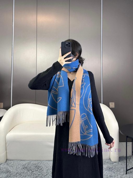 The new Herm è s scarf features delicate contrasting jacquard weaving, presenting the Entrely5pdl26l - Image 3