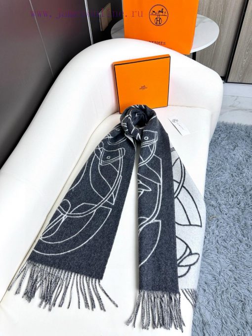 The new Herm è s scarf features delicate contrasting jacquard weaving, presenting the Entrelfwkimryo - Image 7
