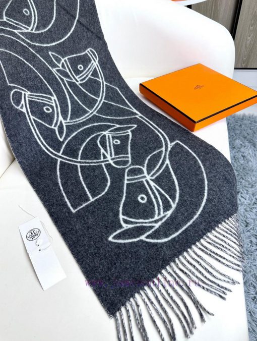 The new Herm è s scarf features delicate contrasting jacquard weaving, presenting the Entrelfwkimryo - Image 8