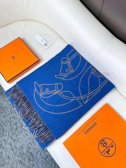 The new Herm è s scarf features delicate contrasting jacquard weaving, presenting the Entrely5pdl26l - Image 5