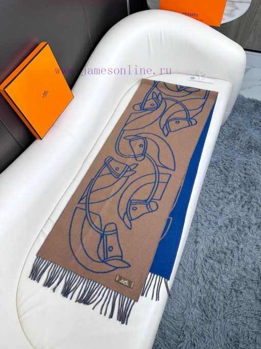 The new Herm è s scarf features delicate contrasting jacquard weaving, presenting the Entrely5pdl26l - Image 6