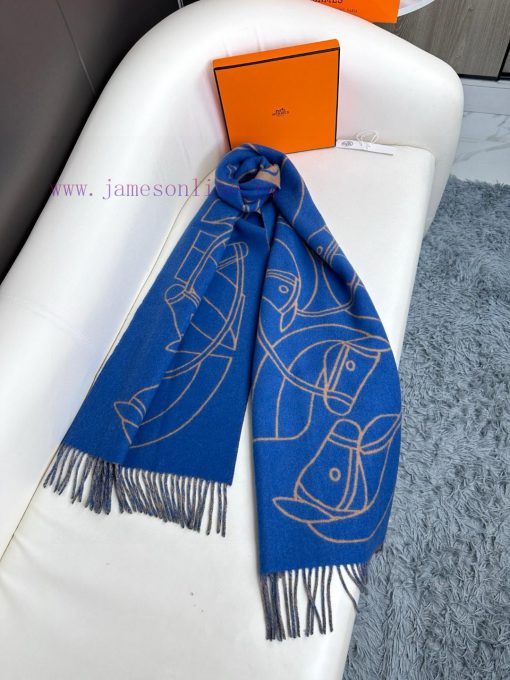 The new Herm è s scarf features delicate contrasting jacquard weaving, presenting the Entrely5pdl26l - Image 7