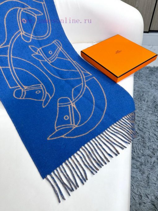 The new Herm è s scarf features delicate contrasting jacquard weaving, presenting the Entrely5pdl26l - Image 9