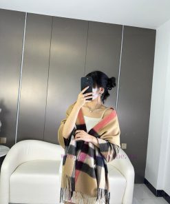Popular Burberry classic large plaid shawl, a must-have for all hands, with the latest smalllk611soi