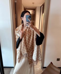 CHANEL is a high-end, comfortable, and fashionable scarf that touches your heart. The scarf wrgaw9gg