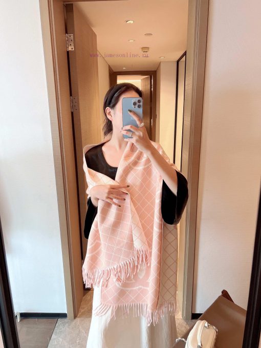 CHANEL is a high-end, comfortable, and fashionable scarf that touches your heart. The scarf gtz714ci - Image 2