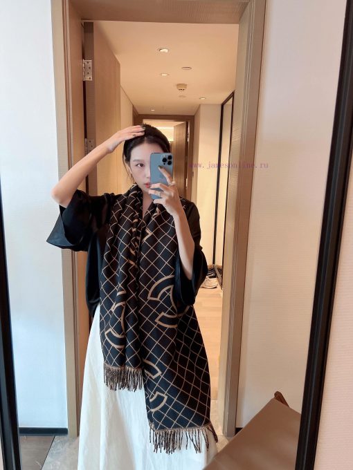 CHANEL is a high-end, comfortable, and fashionable scarf that touches your heart. The scarf gtz714ci - Image 3