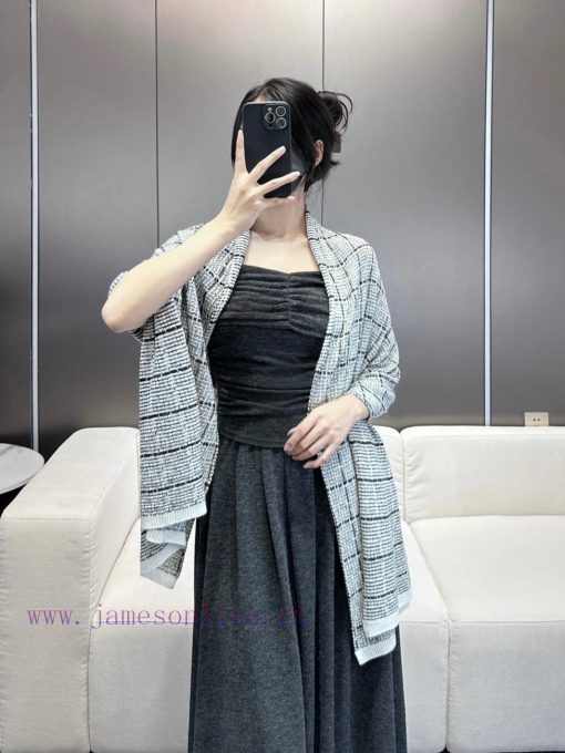 The VIP limited edition top of the line Chanel Double C shawl is absolutely worth collectingcwyuhy3y - Image 2