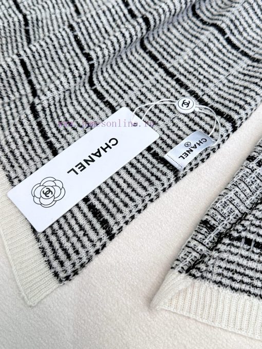 The VIP limited edition top of the line Chanel Double C shawl is absolutely worth collectingcwyuhy3y - Image 8