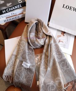 LOEWE Two tone Chessboard Wool Cashmere Blended Scarf is a moving scarf with a super gentle fjcyu63o