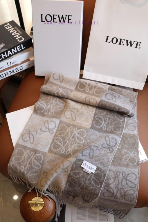 LOEWE Two tone Chessboard Wool Cashmere Blended Scarf is a moving scarf with a super gentle fjcyu63o - Image 3
