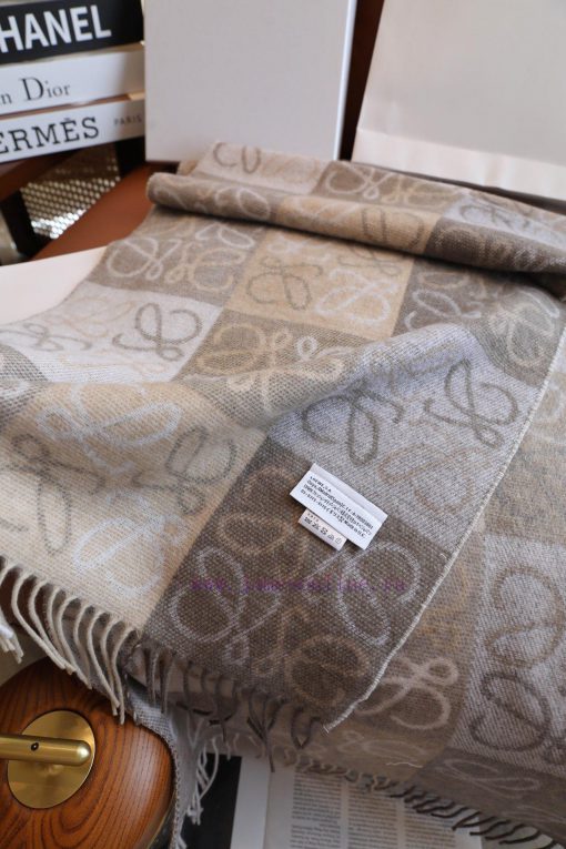 LOEWE Two tone Chessboard Wool Cashmere Blended Scarf is a moving scarf with a super gentle fjcyu63o - Image 7