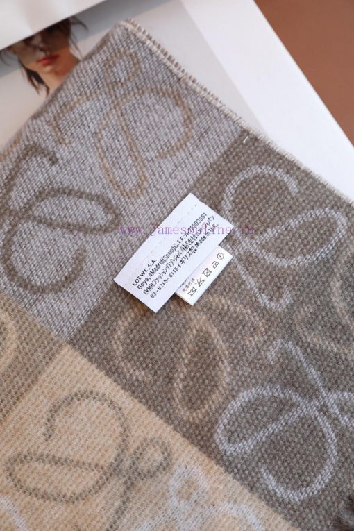 LOEWE Two tone Chessboard Wool Cashmere Blended Scarf is a moving scarf with a super gentle fjcyu63o - Image 9