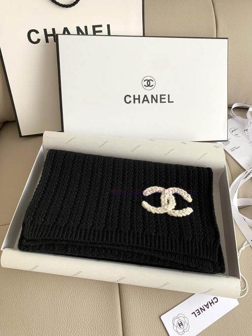 CHANEL 24B Black Knitted ScarfEach has its own beauty, but personally I prefer the first onei12jnj27 - Image 3
