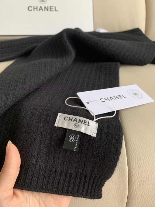CHANEL 24B Black Knitted ScarfEach has its own beauty, but personally I prefer the first onei12jnj27 - Image 8