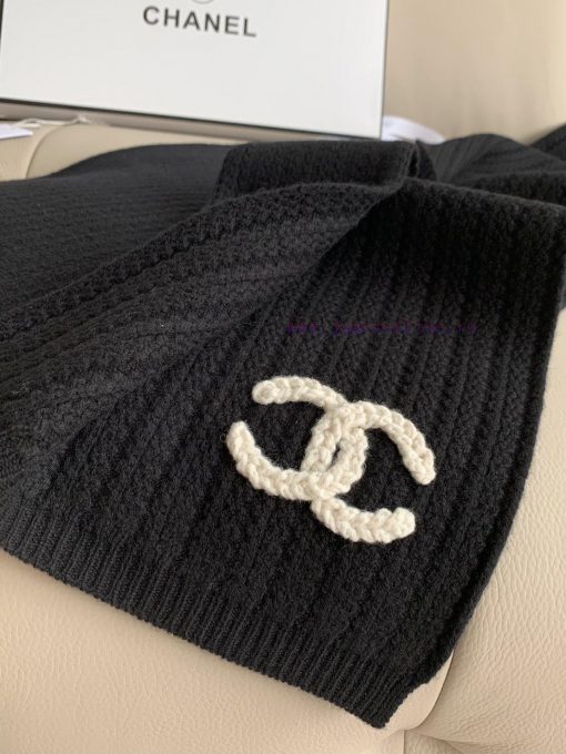 CHANEL 24B Black Knitted ScarfEach has its own beauty, but personally I prefer the first onei12jnj27 - Image 9