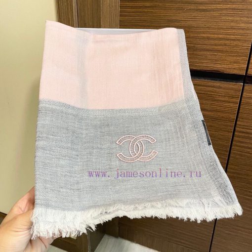 On arrival, the new Chanel cashmere scarf has a great hand feel and top-notch quality. It isrzol72nt