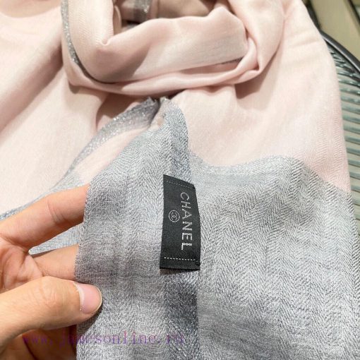 On arrival, the new Chanel cashmere scarf has a great hand feel and top-notch quality. It isrzol72nt - Image 8
