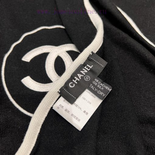 The classic Double C series, synonymous with women's elegance, is made of 70% cashmere and 3dlinz02a - Image 4