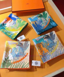 SHMS2315 Original HERMES Animal Carnival 90cm Silk Scarf In the world depicted by Thibaut Raz455fu1x