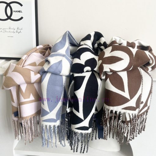 This year's hottest pink and white scarf is the LV Essential scarf, which focuses on big elei70pxhpt - Image 4