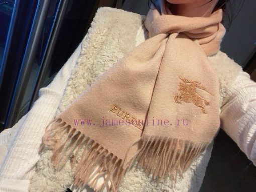 The Burberry double-sided scarf is so stylish and charming that it's going crazy. It's a ver4v1w98wi - Image 2