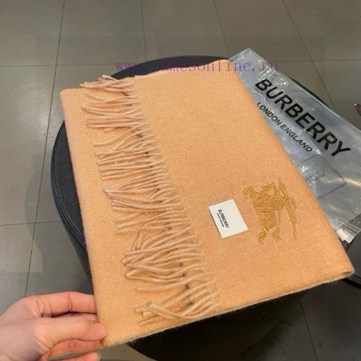 The Burberry double-sided scarf is so stylish and charming that it's going crazy. It's a ver4v1w98wi - Image 5