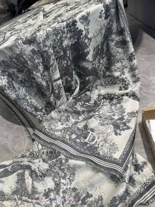 Dior's latest flagship product, the D animal model, is a 140 square scarf that is very easy aegkzacb - Image 7