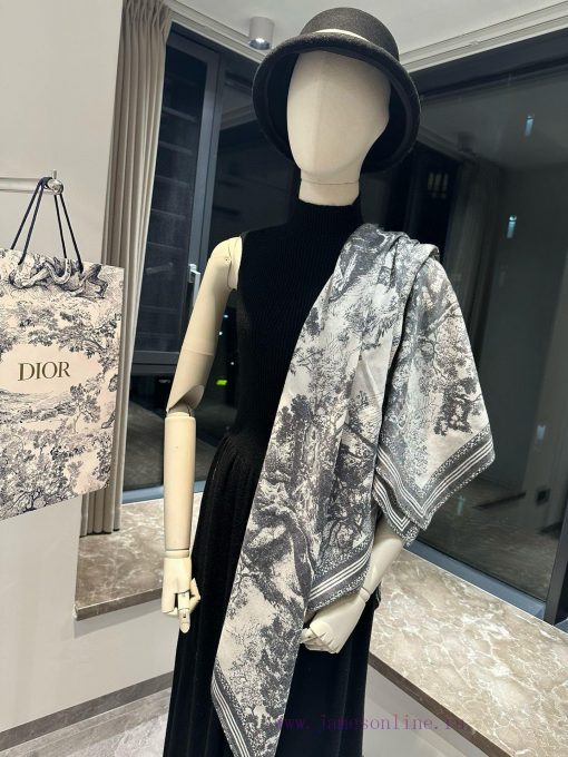 Dior's latest flagship product, the D animal model, is a 140 square scarf that is very easy aegkzacb - Image 9