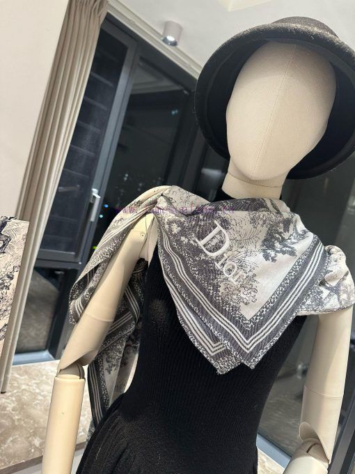 Dior's latest flagship product, the D animal model, is a 140 square scarf that is very easy aegkzacb - Image 10