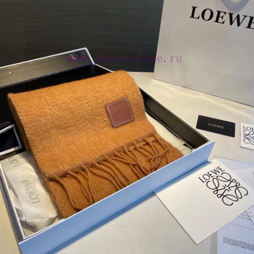 Loewe's super beautiful new mohair scarf is highly recommended to buy with good texture. Loeaoanwc3v - Image 4