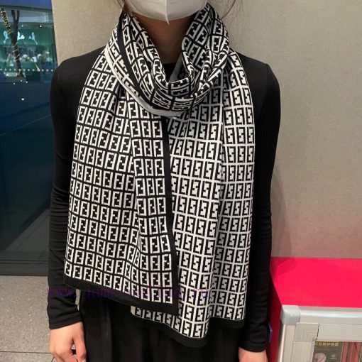 Classic FF letter element scarf, also a fun item just launched ‼ This year's Fendi is also tf6uhhqhk